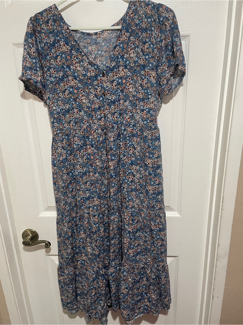 Blue Floral V-Neck Midi Dress with Short Sleeves